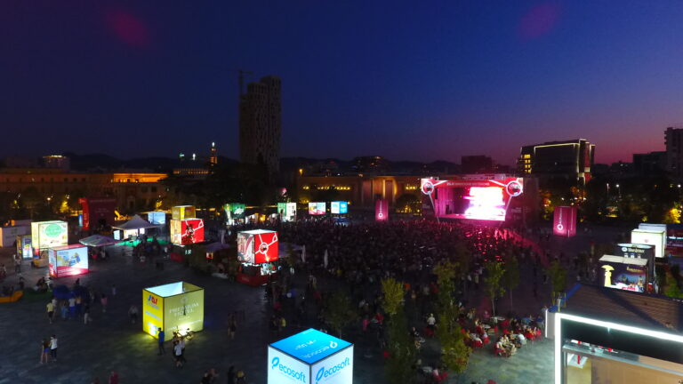 3x3 STEEL CUBE STRUCTURES FOR OUTDOOR BRANDING